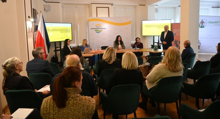 Dyrektorzy szkół i placówek z powiatu nowodworskiego spotkali się na konferencji o edukacji.