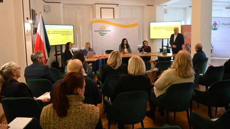 Dyrektorzy szkół i placówek z powiatu nowodworskiego spotkali się na konferencji o edukacji.