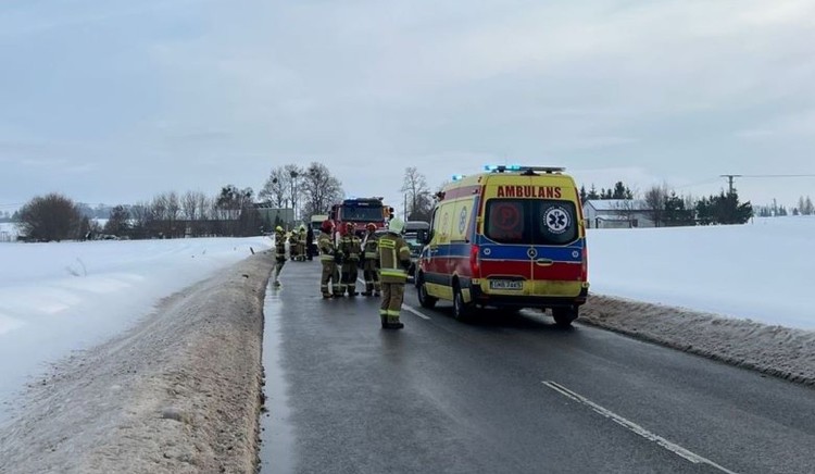 Urwane koło z autobusu uderzyło w osobówkę - groźne zdarzenie w powiecie sztumskim.