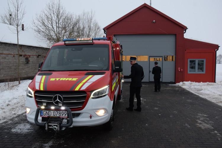 Nowa remiza i wóz ratowniczo-gaśniczy oficjalnie przekazane dla OSP Rakowiska.