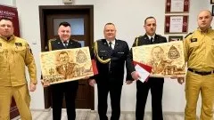 Strażackie pożegnanie w Malborku - dwóch funkcjonariuszy przechodzi…