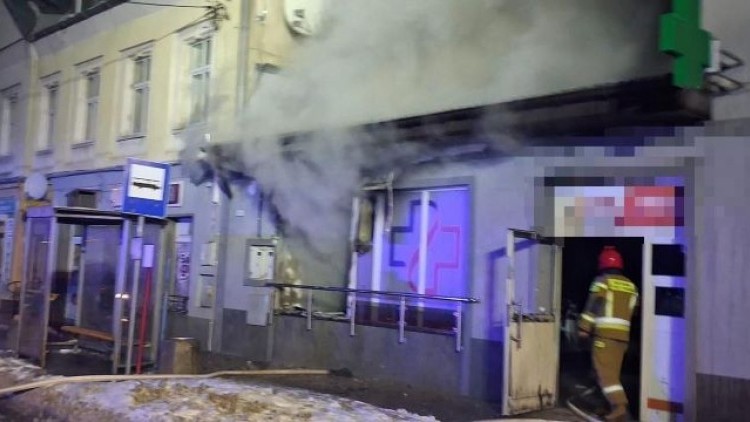 Bohaterska interwencja w Dzierzgoniu - policjant uratował mieszkańców i kota z płonącej apteki.