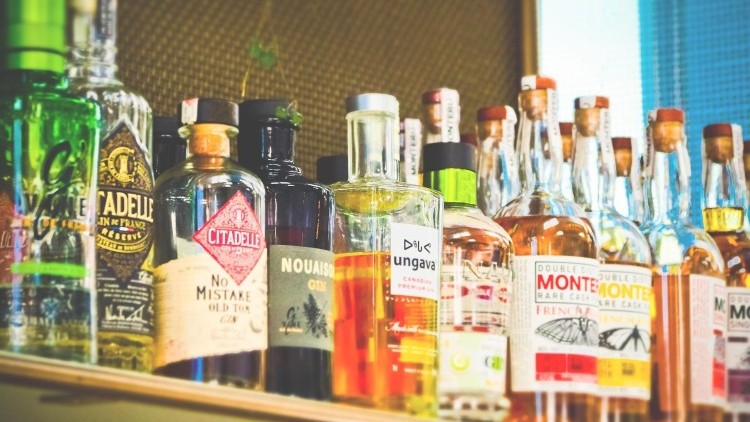 Kradzież alkoholu w sklepie w Sztumie - policyjna interwencja zakończona ujawnieniem narkotyków.