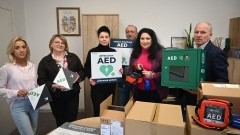 Powiat Nowodworski przekazał defibrylatory AED do szkoły i urzędów.