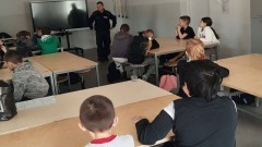 Hejt to nie żart – policja edukuje młodzież w Sztumie.