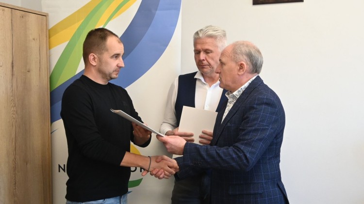 Podpisano umowy na przebudowę ul. Morskiej i budowę nowych parkingów w Stegnie.