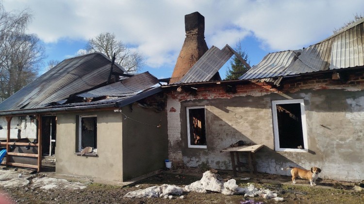 Tragiczny pożar w miejscowości Kornele. Rodziny straciły dom – ruszyła…