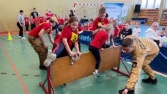III Halowe Dziecięce Zawody Sportowo-Pożarnicze w Sztutowie – młodzi strażacy w akcji.