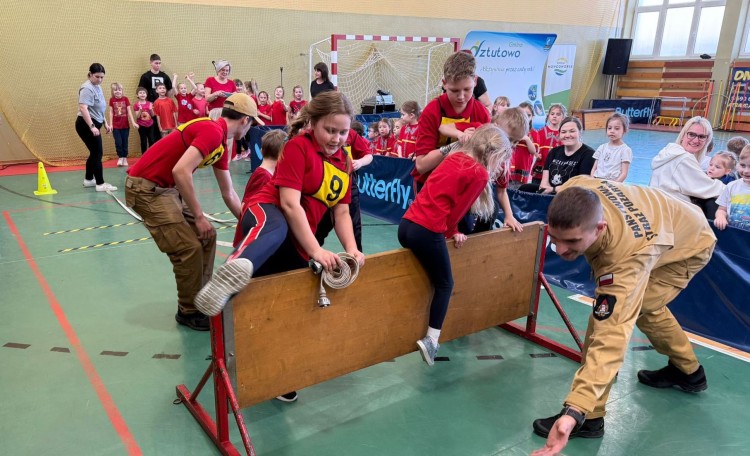 III Halowe Dziecięce Zawody Sportowo-Pożarnicze w Sztutowie – młodzi strażacy w akcji.
