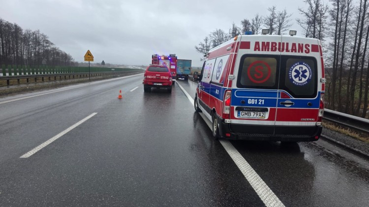Potrącenie pieszego na S7 w Jazowej – mężczyzna trafił do szpitala.
