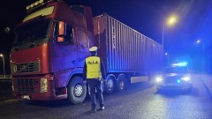 Kierowca ciężarówki zatrzymany za jazdę pod wpływem narkotyków i posiadanie marihuany.