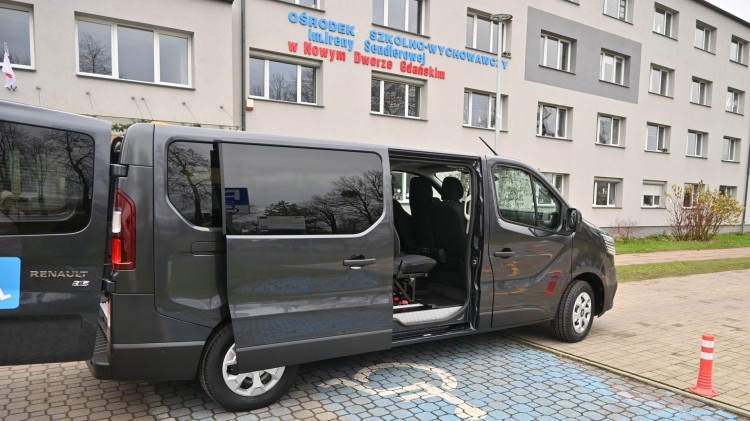 Nowy samochód dla SOSW w Nowym Dworze Gdańskim - poprzedni trafił do DPS w Stegnie.