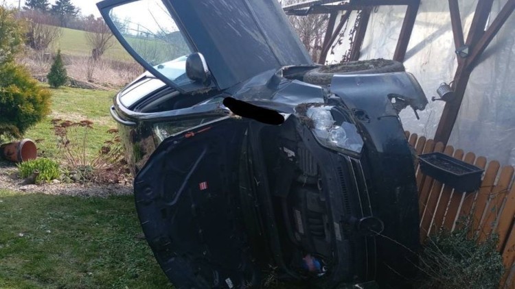 Groźne zdarzenie w miejscowości Parowy - kierująca zasłabła za kierownicą i uderzyła w altanę.