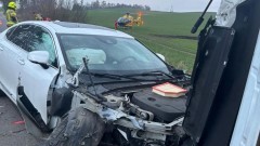 Wypadek w Miniętach - trzy osoby trafiły do szpitala po zderzeniu dwóch osobówek.