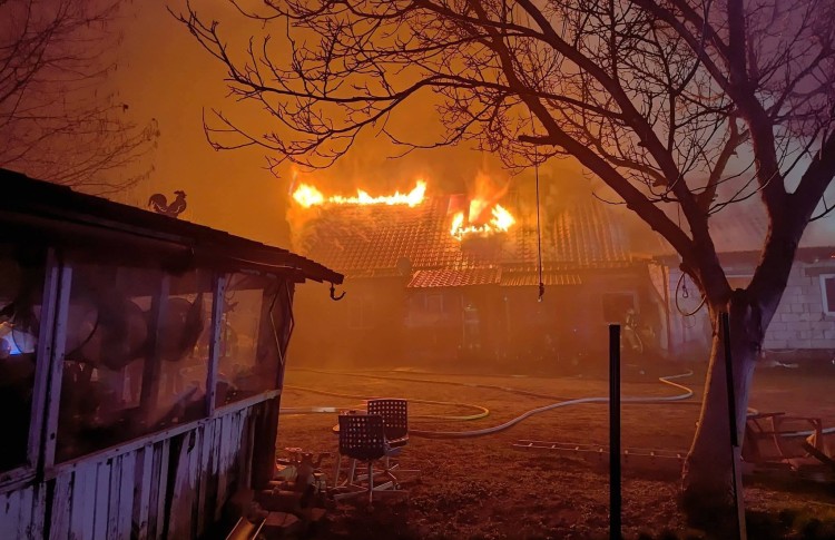 Pożar domu w Uśnicach – 7-osobowa rodzina straciła dorobek życia.