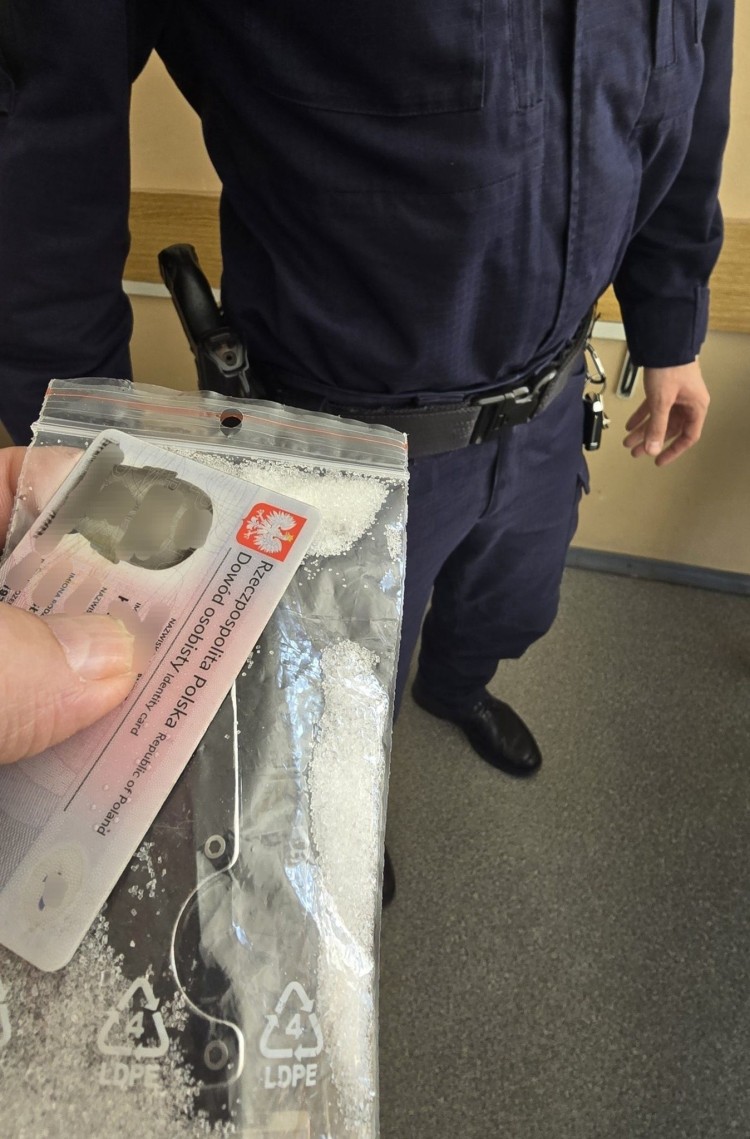 Niefrasobliwy 45-latek w Pasłęku przekazał policjantom amfetaminę…