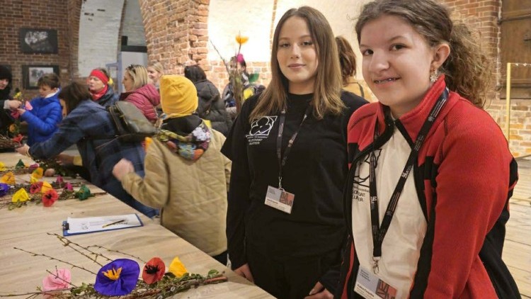 Młodzieżowy wolontariat w Muzeum Zamkowym w Malborku - uczennice II LO wspierają wydarzenia i pielgrzymów.