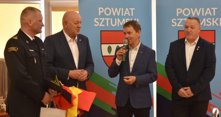 Sesja Rady Powiatu Sztumskiego z wyjątkowym akcentem. Gratulacje dla nowego komendanta PSP.