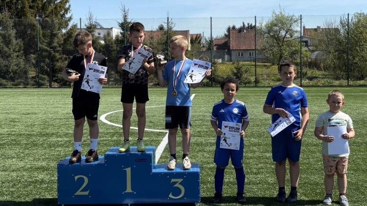Sportowo i patriotycznie w Starym Polu. Turniejem rzutów karnych uczczono Święto Konstytucji 3 Maja.