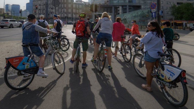 Sezon rowerowy ruszył. Policja przypomina o bezpieczeństwie na drogach i ścieżkach rowerowych.