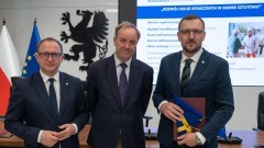 Gmina Sztutowo z kolejnym wsparciem unijnym. Podpisano umowy na działania społeczne i pomoc mieszkańcom.