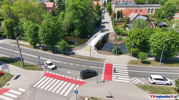 Nowa kładka nad Tugą w Nowym Dworze Gdańskim na finiszu. Montaż głównego przęsła zakończony, otwarcie na przełomie maja i czerwca. Zobacz wideo i zdjęcia