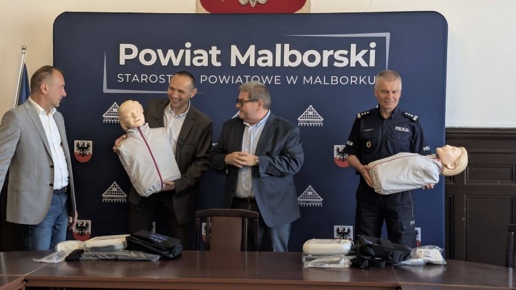 Nowoczesny sprzęt do nauki pierwszej pomocy trafił do policji i II LO…