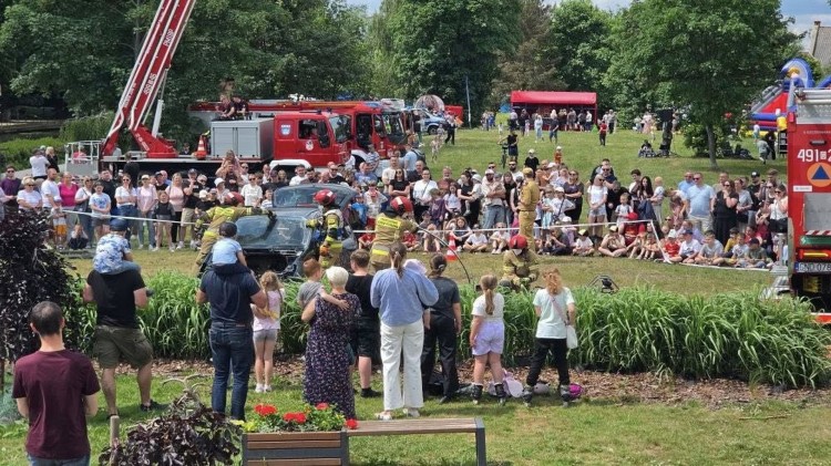 Piknik służb mundurowych w Nowym Dworze Gdańskim. Edukacja, zabawa i pokazy ratownicze