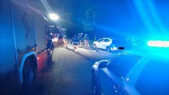 Policjanci ze Starego Targu zauważyli dymiący pojazd. W porę uratowali kierującego i pasażerkę