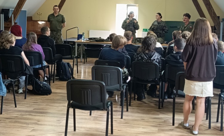 Żołnierze i uczennice klasy wojskowej promowali służbę w armii. Edukacyjne…