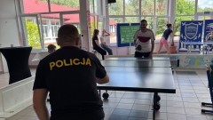 Dzielnicowy ze Starego Targu wziął udział w turnieju tenisa stołowego w Mikołajkach Pomorskich.