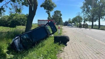 Zderzenie trzech pojazdów na DK22 koło Stogów. Dwie osoby trafiły…