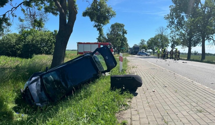 Zderzenie trzech pojazdów na DK22 koło Stogów. Dwie osoby trafiły…