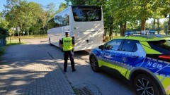 Policjanci kontrolują autokary przed wyjazdami dzieci i młodzieży