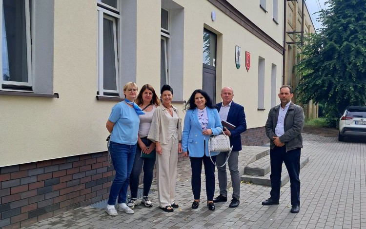 Budynek Liceum Ogólnokształcącego w Nowym Dworze Gdańskim zyskał większą dostępność. Zakończono ważną inwestycję