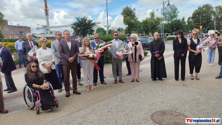 Malbork uczcił pamięć ofiar Rzezi Wołyńskiej i uczestników Plebiscytu na Powiślu. Kwiaty i znicze w miejscach pamięci. Wideo i zdjęcia