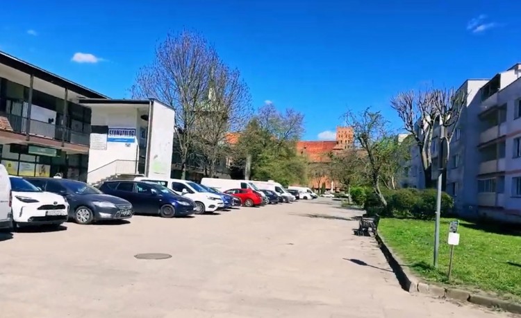 Mieszkańcy Starego Miasta w Malborku walczą o miejsca parkingowe. Remont…