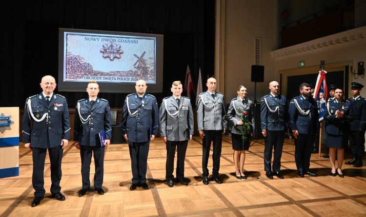 Powiatowe Obchody Święta Policji w Nowym Dworze Gdańskim. Funkcjonariusze otrzymali awanse i podziękowania
