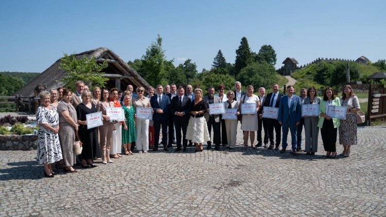 Ponad 4 mln zł na modernizację dróg rolnych na Pomorzu. Wśród beneficjentów gminy z powiatów malborskiego, sztumskiego i nowodworskiego