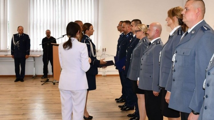 Malborscy policjanci świętowali swój dzień. Wręczono awanse i podziękowano…