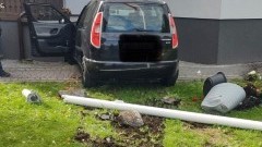 Zasnął za kierownicą podczas powrotu z Niemiec i uderzył w budynek.