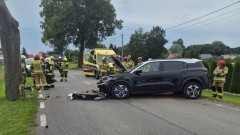 Stracił panowanie nad autem i uderzył w drzewo - policjanci apelują o ostrożność na drodze.