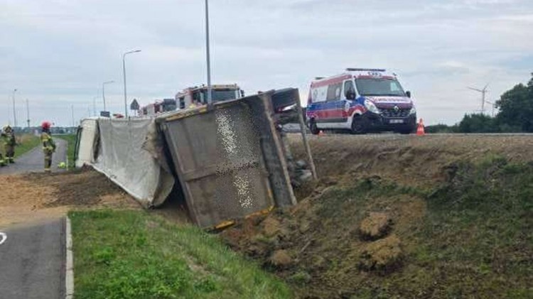 Ciężarówka wpadła do rowu pod Kończewicami na DK22. Piasek wysypał…