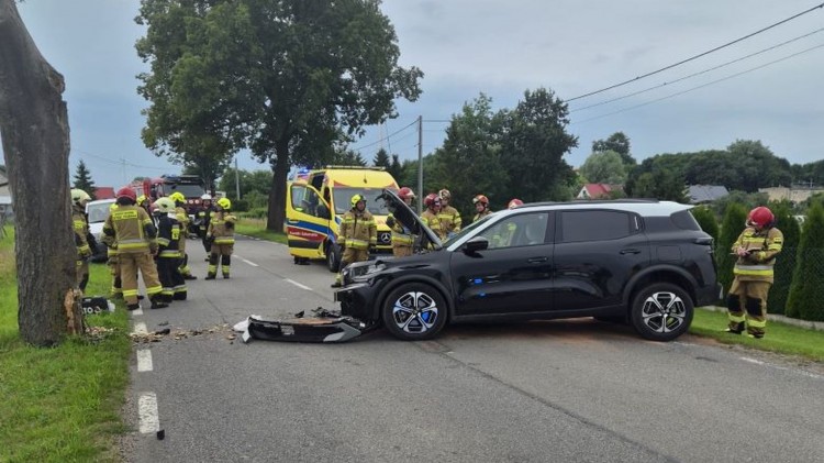 Stracił panowanie nad autem i uderzył w drzewo - policjanci apelują o ostrożność na drodze.