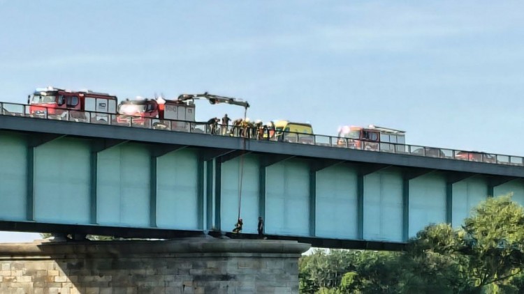 Mężczyzna na filarze Mostu Knybawskiego, owady, pożary i podtopienia…