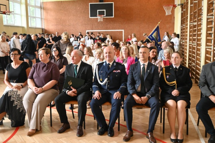 Nowy rok szkolny 2026/2027 rozpoczęty. Władze Powiatu Nowodworskiego uczestniczyły w inauguracjach