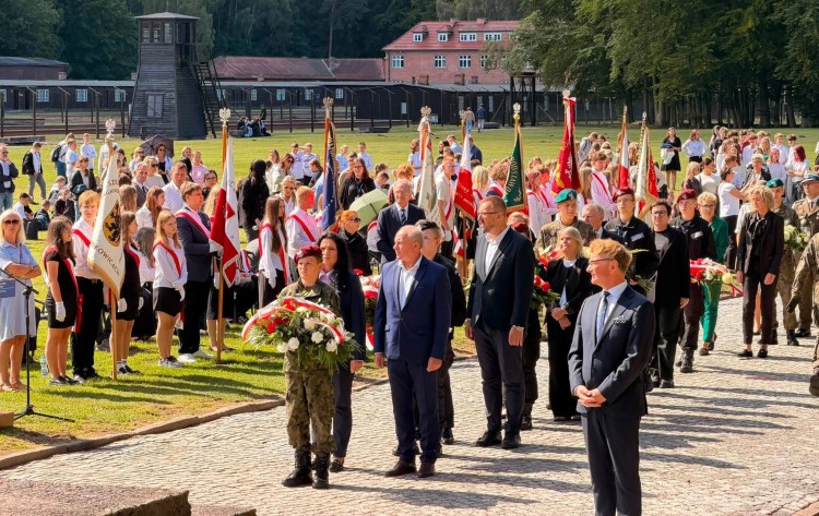 87. lat od pierwszego transportu do Stutthofu. W Sztutowie oddano hołd ofiarom niemieckiego nazistowskiego obozu