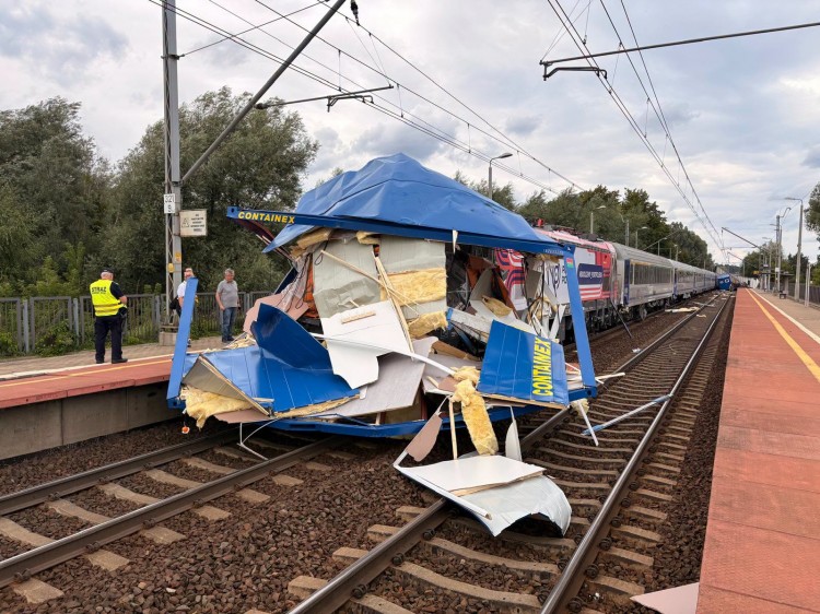 Sekundy od tragedii. Kierowca nie opuścił przejazdu – w ciężarówkę…