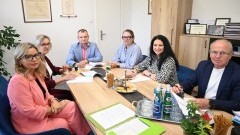 Będzie nowy bus dla uczestników WTZ w Marzęcinie. Powiat Nowodworski podpisał ważną umowę