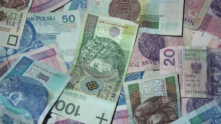 Podszyli się pod pracowników banku. 73-letnia kobieta straciła 90 tys.…